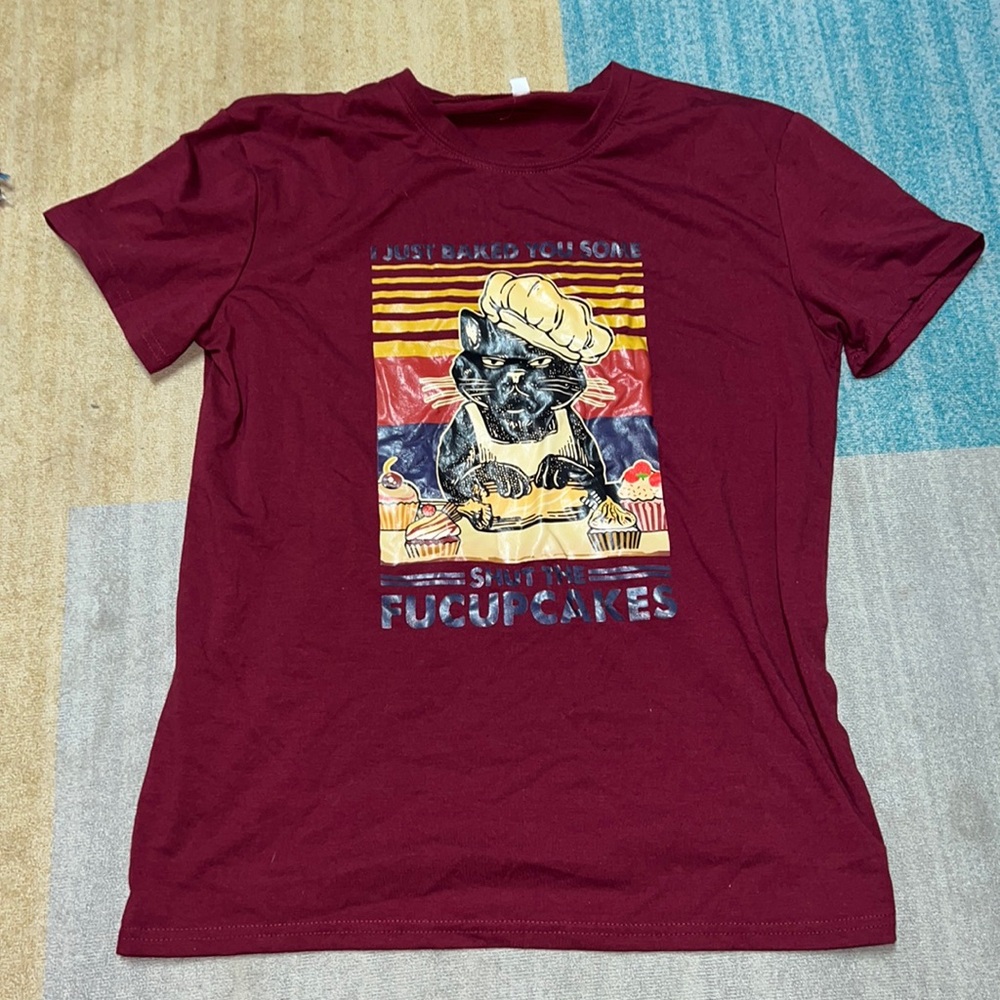 Burgundy short-sleeved graphic t-shirt